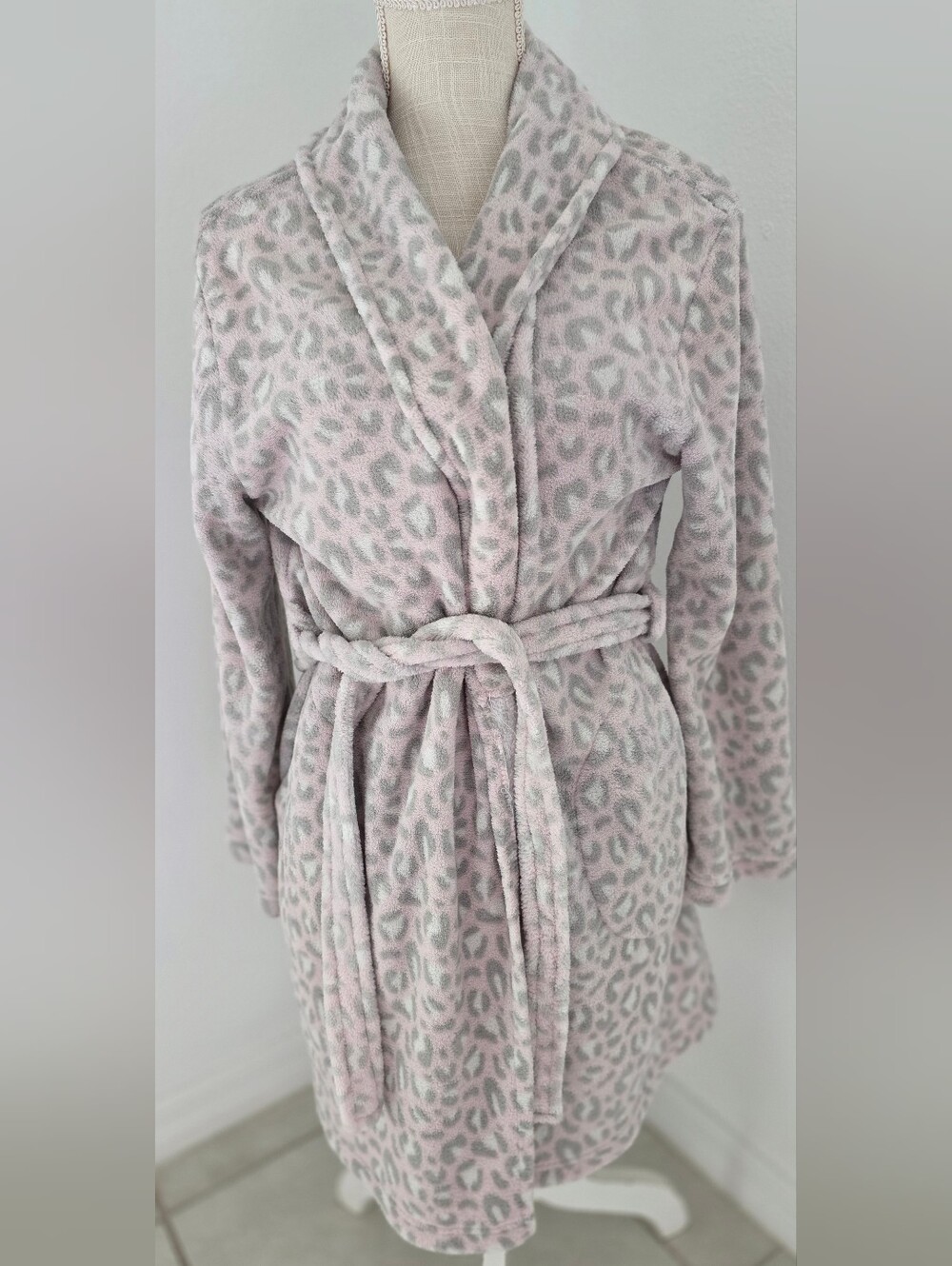 Women's Plush Leopard Print Robe - Pink/Grey